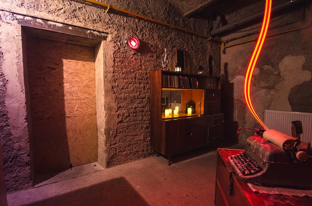 Intriguing style escape room